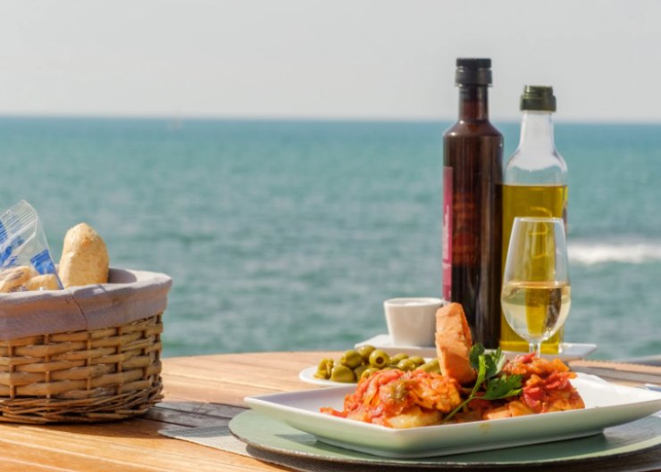 tavola apparecchiata di fronte al mare