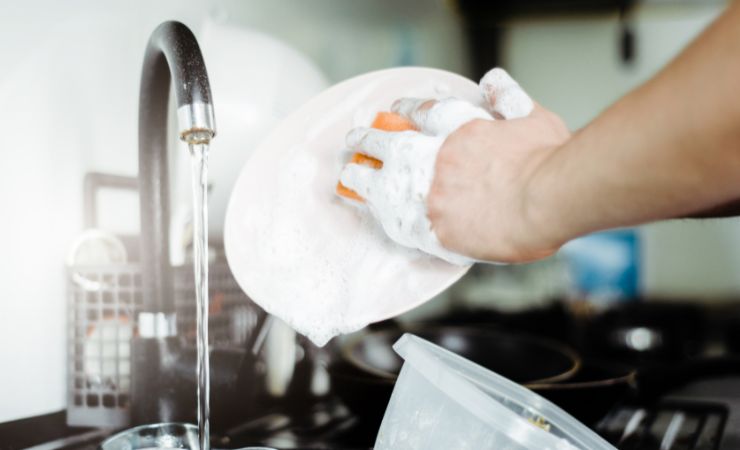 donna lava i piatti a mano
