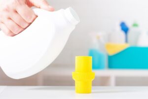 persona che versa il detergente nel misurino