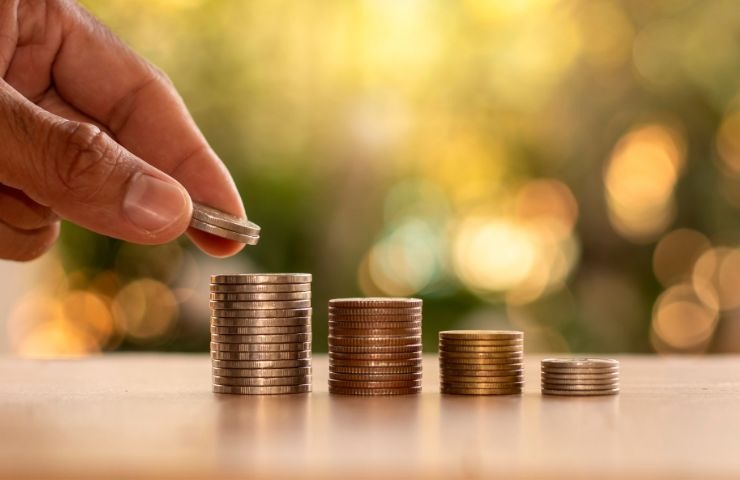 una persona che mette in ordine delle monete
