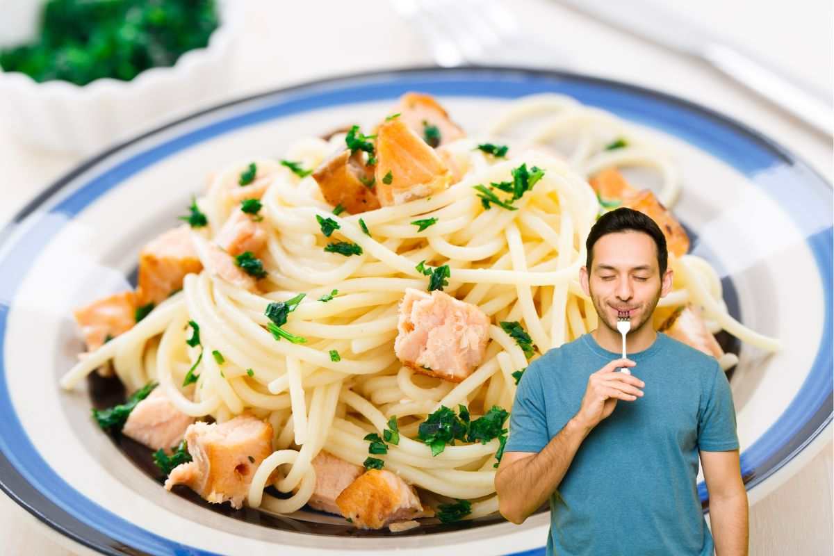 un piatto di pasta al salmone ed un ragazzo che gusta il piatto