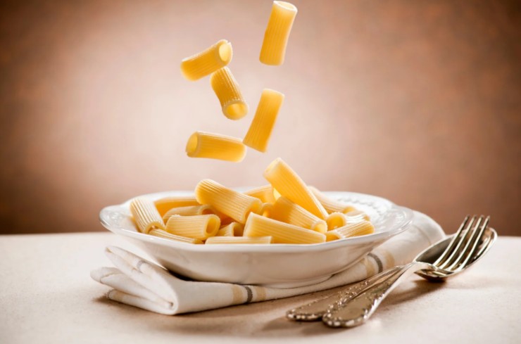 maccheroni crudi dentro ad un piatto