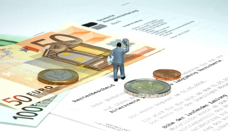banconote monete euro fogli statuina uomo
