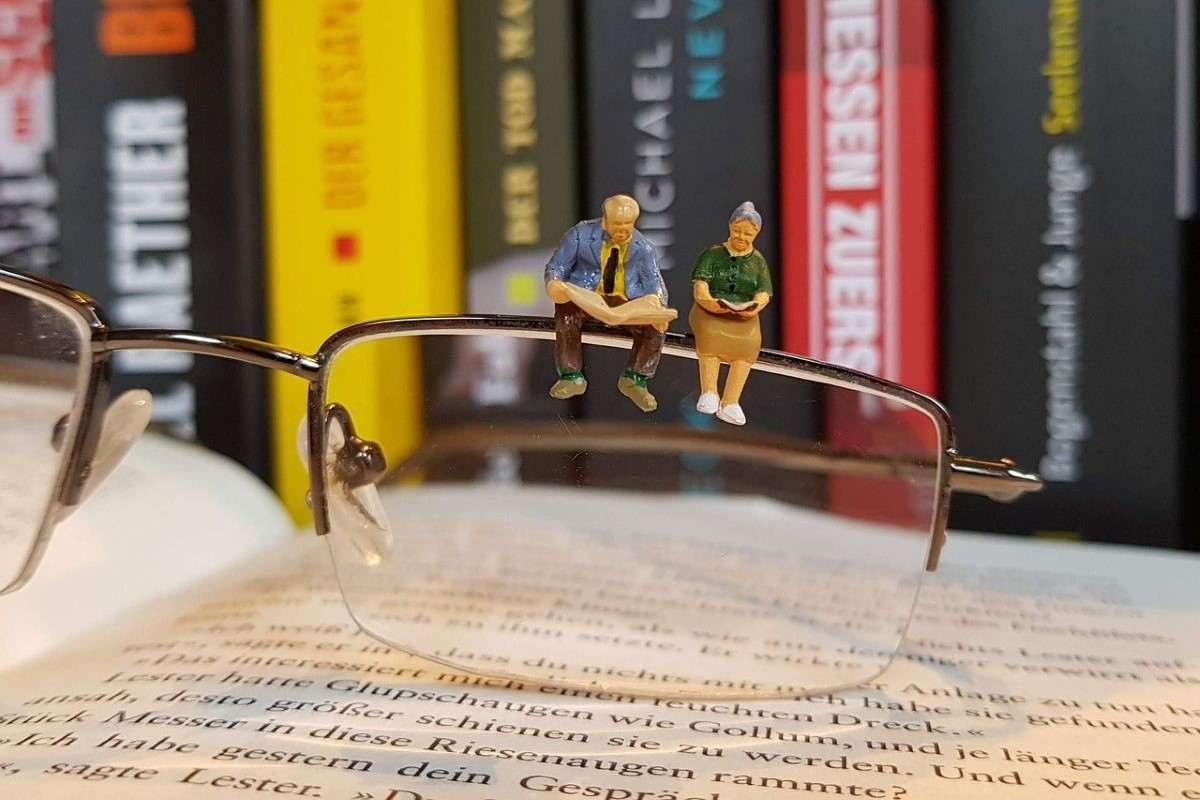 libri occhiali statuine uomini seduti
