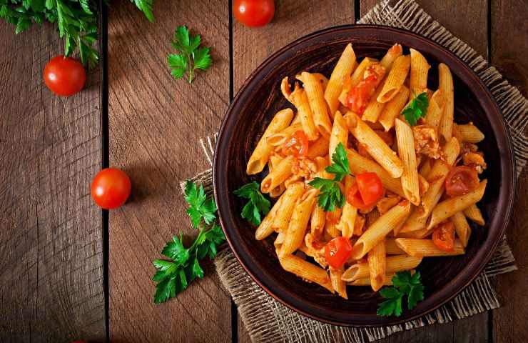 un piatto di pasta al salmone